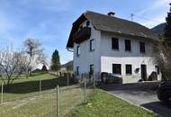 Sanierungsbedürftiges Mehrfamilienhaus mit großem Baugrundstück