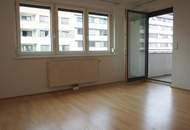 "2-Zimmer-Eigentumswohnung; extra Küche; Abstellraum; Loggia; direkt bei der U1!"