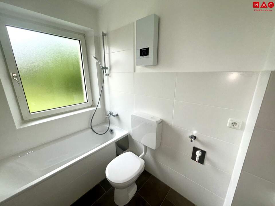 Ein Zuhause zum Verlieben: 4-Zimmer-Wohnung mit sonnigem Grünblick, lichtdurchfluteten Räumen, hochwertig saniertem Badezimmer, großzügiger Küche & viel Platz für Familien!