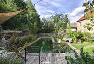 Ein Garten, der bleibt – Zweifamilienhaus mit außergewöhnlichem Naturgarten & Swimmingteich in Gmünd
