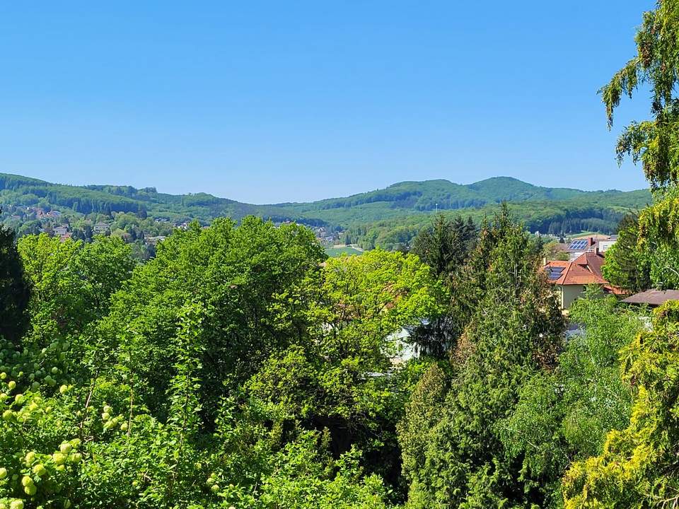 AUFGESCHLOSSENER BAUGRUND IN RUHIGER WALDRANDLAGE
