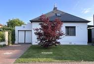 Grünruhelage, alles auf einer Ebene, mit Pool und Garage