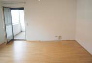 "2-Zimmer-Eigentumswohnung; extra Küche; Abstellraum; Loggia; direkt bei der U1!"