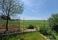 LIEBEVOLLER BUNGALOW MIT GEPFLEGTEM GARTEN IN TRAUMHAFTER RUHELAGE MIT HERRLICHEM GRÜN- UND AUSBLICK IN UNMITTELBARER FELDRANDLAGE