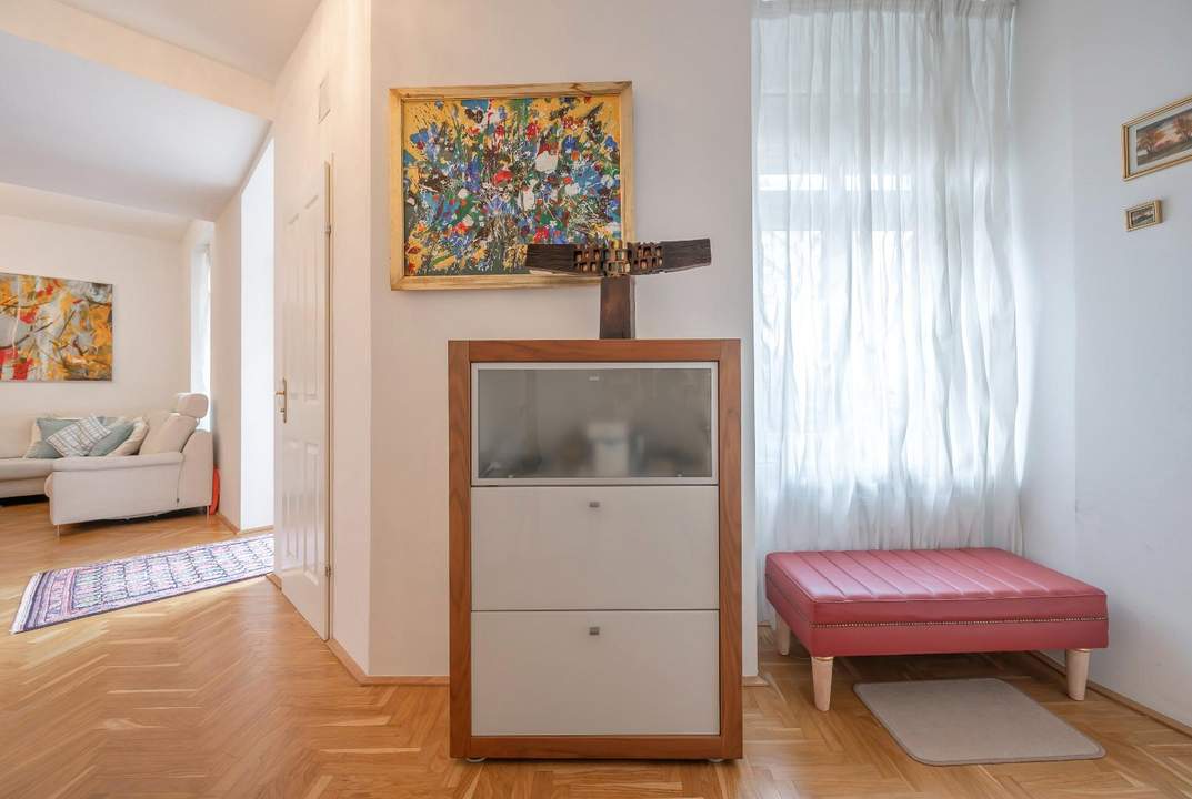 Schöne Altbauwohnung mit 3 großen Zimmern und Terrasse, nur 10 Fahrminuten vom Karlsplatz