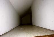 Tolle 3-Zimmer DG-Wohnung mit Balkon - teilweise hohe Räume im Altbau mit 1xSchlafzimmer in den Innenhof - WG geeignet