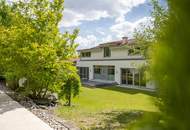 Traumhafte Villa mit Pool und weitläufigem Garten in idyllischer Landschaft