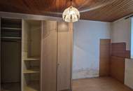 LIEBEVOLLES, SANIERUNGSBEDÜRFTIGES LANDHAUS MIT KLEINEM HOLZSCHUPPEN UND RUHIGEM INNENHOF MIT BESTER INFRASTRUKTUR UND BAHNANBINDUNG