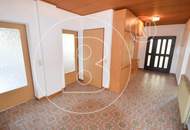 Großes Eckgrundstück mit renovierungsbedürftigem Haus!