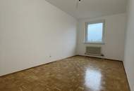 Sanierte Familienwohnung vereint höchsten Wohnkomfort mit einer entspannten Grünlage und herrlichem Ausblick! Freuen Sie sich auf ein durchdachtes, flexibles Raumkonzept – perfekt für modernes Wohnen. Jetzt dank KI-Visualisierung realitätsnah erleben!