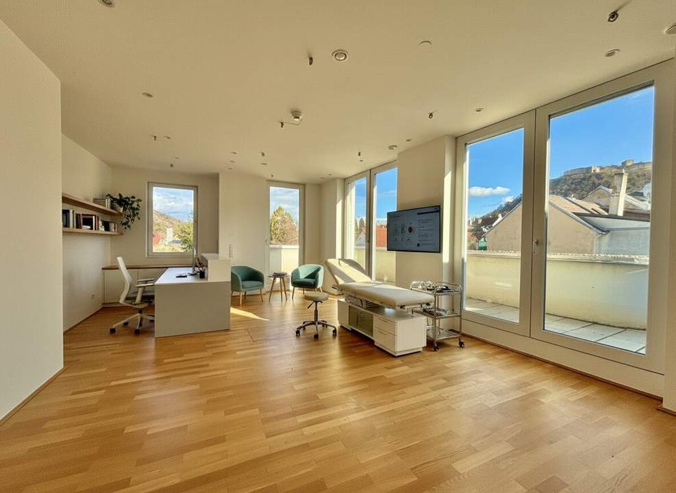 Ordination sucht ärztliche Persönlichkeit | Ärztezentrum mit direktem Blick am Schlossberg | großzügige Außenflächen