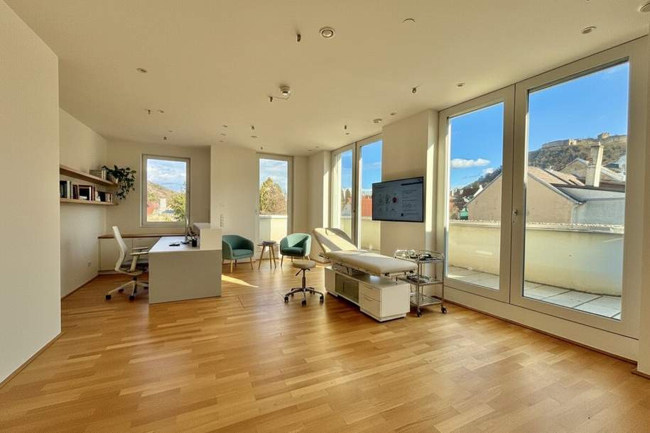 Ordination sucht ärztliche Persönlichkeit | Ärztezentrum mit direktem Blick am Schlossberg | großzügige Außenflächen, Gewerbeobjekt-miete, 836,71,€, 2410 Bruck an der Leitha