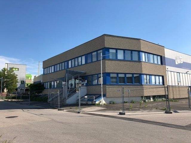 Gewerbeobjekt bestehend aus 2 Hallen verbunden und Büro und 460 m2 Büro. weitere 8000 m2 auf Anfrage verfügbar