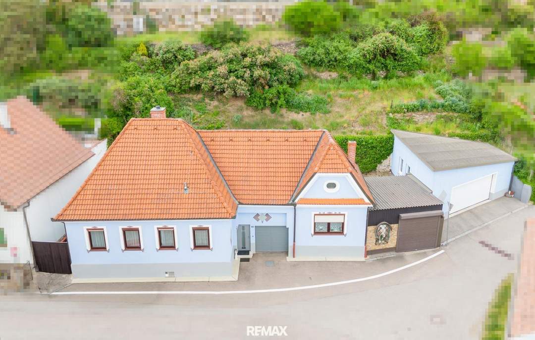 Gemütliches Einfamilienhaus mit grünem Innenhof, separatem Arbeitsbereich und Nebengebäude