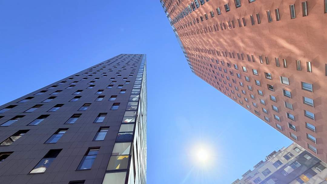 „Wohnung mit Parkplatz und Concierge" im 11. Stock mit Loggia um € 1.300