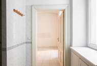 HOFRUHELAGE mit GRÜNBLICK | Gesamte Etage | 3 sanierungsbedürftige Einheiten | Ideale Familienwohnung | 3x Balkon-Option (ges. ca. 26 m² baubewilligt) | Nähe Einsiedlerpark, U4, künftig U2