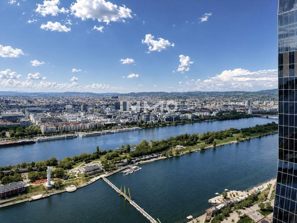 City-Studio im DC Tower 2 mit 10 m² Loggia und Fernblick