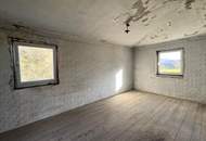 Sanierungsbedürftiges Mehrfamilienhaus mit großem Grundstück und hoher Bebauungsdichte