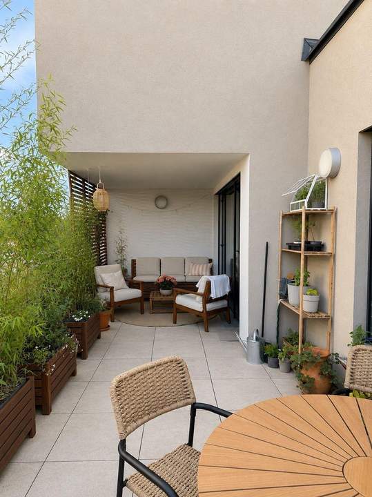 Zwei Zimmer, eine lange Terrasse, nach Osten über die Gärten von Oberdöbling