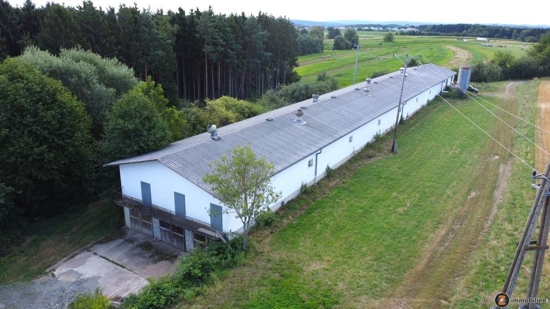 Massivbauhalle in Einzellage und großem Baulandgrundstück!