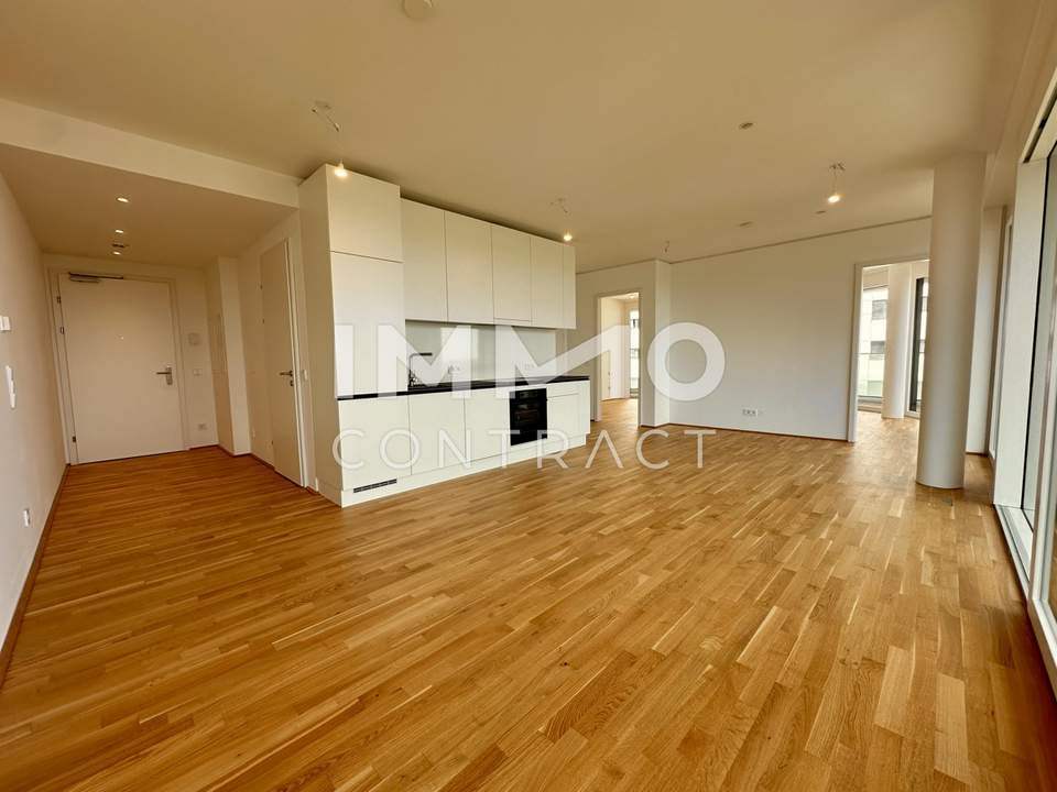 New price! Luxurious 3 room flat with balcony direct to the metro station and the DANUBE! Danubeview