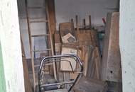 Sanierungsbedürftiges Einfamilienhaus mit diversen Nebenräumen!