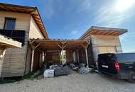 Autark leben im Lehm-Holz-Haus – mit 60 kWp PV & Naturpool