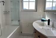 Charmante 3-Zi DG-Wohnung mit moderner Küche - RUHIGE Aussichtslage - Loggia &amp; Carport