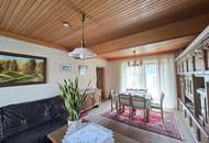 Älteres Dreigiebel- Wohnhaus samt zwei freistehenden Nebengebäuden sowie zwei Terrassen und großem Grundstück