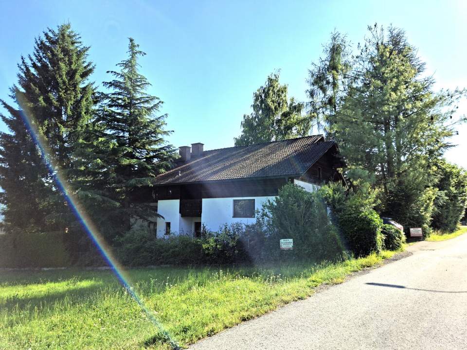Teilweise fertiggestelltes geräumiges Wohnhaus am Ortsrand