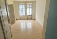 Prestigehaus Sanierungsbedürftige Altbauwohnung 3 Zimmer