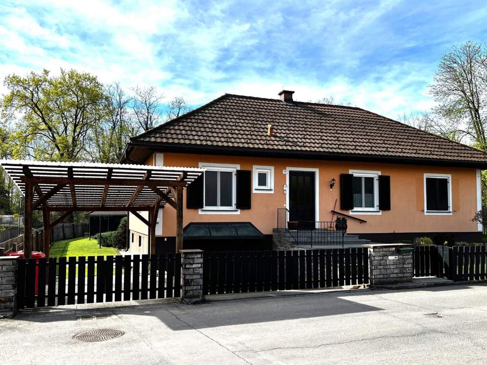 Sehr gepflegter Bungalow mit Terrasse, Garage, Carport und liebevoller Gartengestaltung in ruhiger Lage.