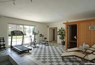 Repräsentative Villa mit Pool und Wellnessbereich in sonniger Waldrandruhelage