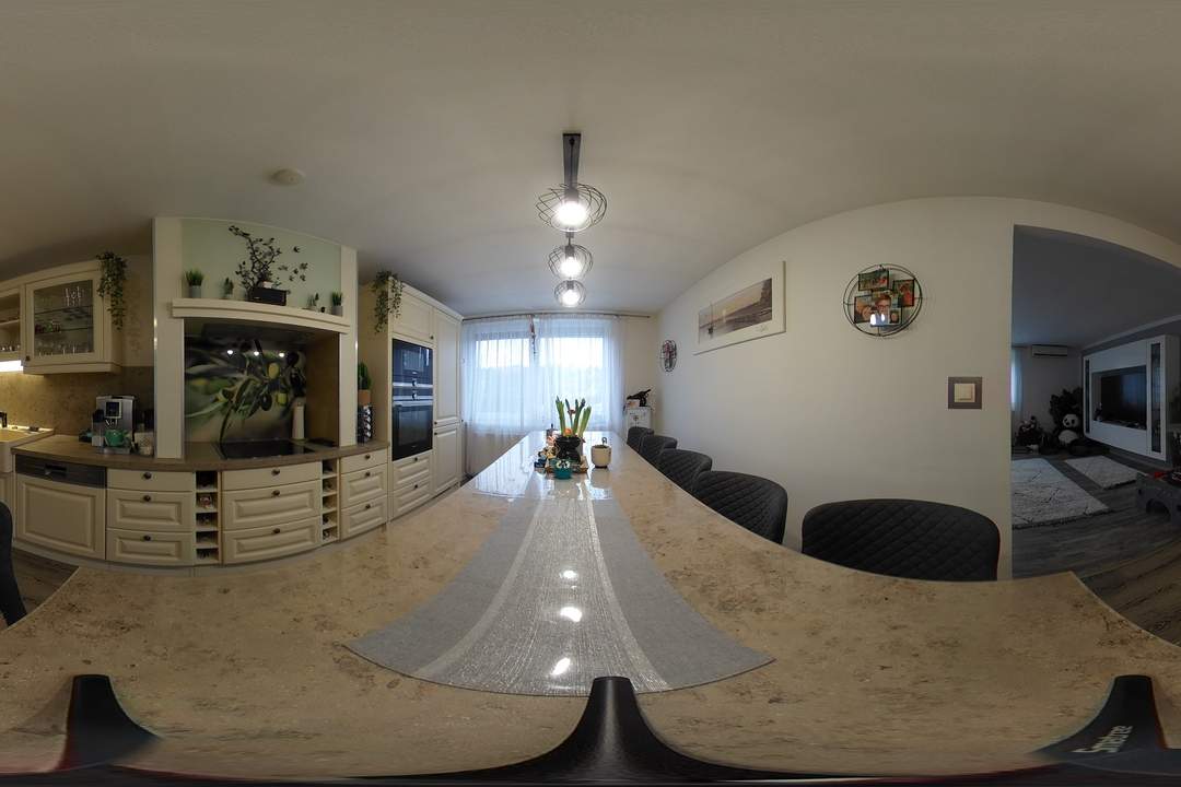 "Ein-/Zweifamilienhaus, neu renoviert, mit 2 Wohnungen (je 120m²) und Pool!"