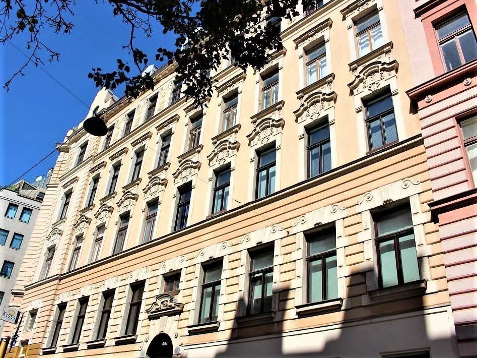 NASCHMARKT-NÄHE, 47 m2 Dachgeschoss mit Terrasse, 2 Zimmer, Komplettküche, Wannenbad, Parketten, Eggerthgasse