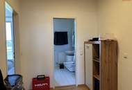 Seltene Gelegenheit in begehrter Lage! Gemütliche 2-Zimmer Wohnung mit bodentiefen Fenstern, praktischem Abstellraum UND kostengünstigem Parkplatz direkt vor der Haustüre!