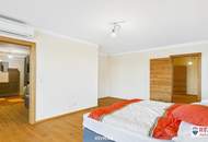 Stilvolle Villa mit gepflegtem Garten und großzügiger Garage