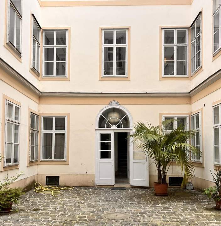 "Altbaujuwel in Bestlage der Josefstadt 2 Zimmer & hohe Decken"