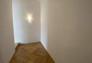 Helle Dachgeschoss-Wohnung im Botschaftsviertel // Bright top floor apartment in embassy quarter