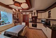 LIEBEVOLLER, SEHR GEPFLEGTER BUNGALOW SAMT NEBENGEBÄUDE MIT PARKÄHNLICHEM GARTEN IN TRAUMHAFTER WOHNLAGE MIT HERRLICHEM GRÜNBLICK DIREKT AN FELDER DER REGION ANGRENZEND