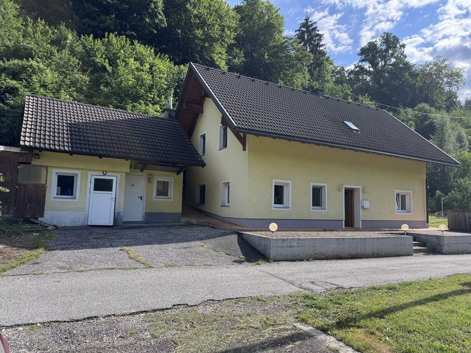 Zweifamilienhaus mit Nebengebäude und großzügigem Garten nahe Dreiländereck !