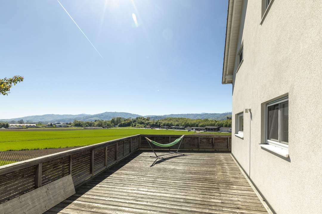 Familienhaus mit großer PV-Anlage und guter Verkehrsanbindung