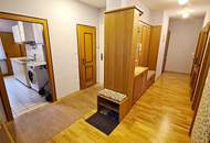 TOPGELEGENHEIT! EIGENHEIM MIT POTENTIAL, 113 m2 Neubau mit Loggia, 4 Zimmer, Küche, 2 Bäder, teilmöbliert, 3. Liftstock, Enkplatz