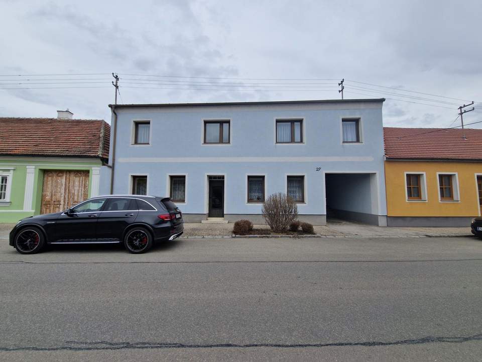 GROSSZÜGIGES LANDHAUS MIT GESCHLOSSENEM INNENHOF, WERKSTATT UND NEBENGEBÄUDEN IN PARADIESISCHER GRÜNRUHELAGE MIT MÖGLICHKEIT AUF STADEL UND KLEINE LANDWIRTSCHAFTLICHE FLÄCHE
