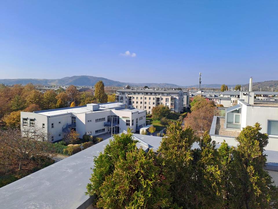 "IN ABWICKLUNG" - MÖBLIERTE &amp; WG-GEEIGNETE DACHGESCHOSSWOHNUNG MIT TERRASSE, HERRLICHEM FERNBLICK &amp; TIEFGARAGENSTELLPLATZ