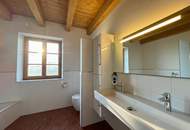 Neuwertiges Landhaus-Juwel: Architektur mit Einliegerwohnung in idyllischer Bachlage | NEUKIRCHEN AN DER ENKNACH