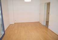 "2-Zimmer-Eigentumswohnung; extra Küche; Abstellraum; Loggia; direkt bei der U1!"