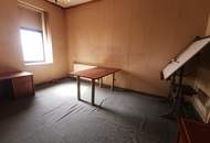 1 Zimmer Wohnung, ehemals Büro, zum renovieren/sanieren. Werkstatt im Hoftrakt + Souterrain separat oder zusammen zu erwerben.