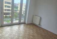 Wohnen in Leonding: Helle 3-Zimmer-Wohnung (80,81 m²) mit Loggia &amp; Carport im letzten Stockwerk (03.OG) – ab 01.06.2026 Verfügbar! WOHNUNG WIRD IM MAI 2026 NOCH SANIERT!