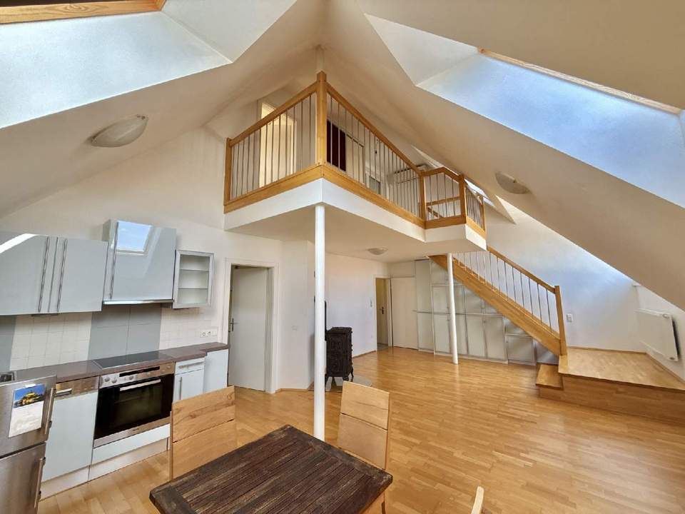 Lichtdurchflutete Dachgeschoss-Maisonette mit Galerie und großzügiger 29 m² Dachterrasse